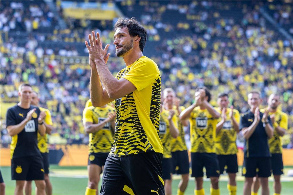 Exklusiv: Ort für BVB-Trainingslager steht fest: So plant Borussia Dortmund den Sommer Mats Hummels klatscht Beifall.
