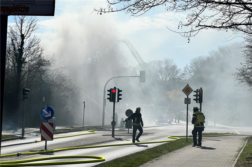Im Bereich der Rudolf-Diesel-Straße/Hochstraße waren deutlich Rauchentwicklungen zu sehen.