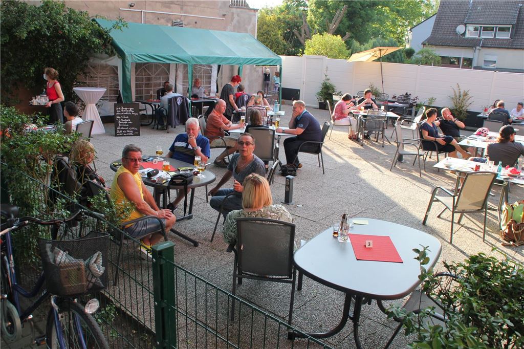 Mit Seeblick, unter Bäumen, in der City: Einige Biergärten haben schon geöffnet Biergarten der Brambauer Gaststätte "Bürgerkrug"