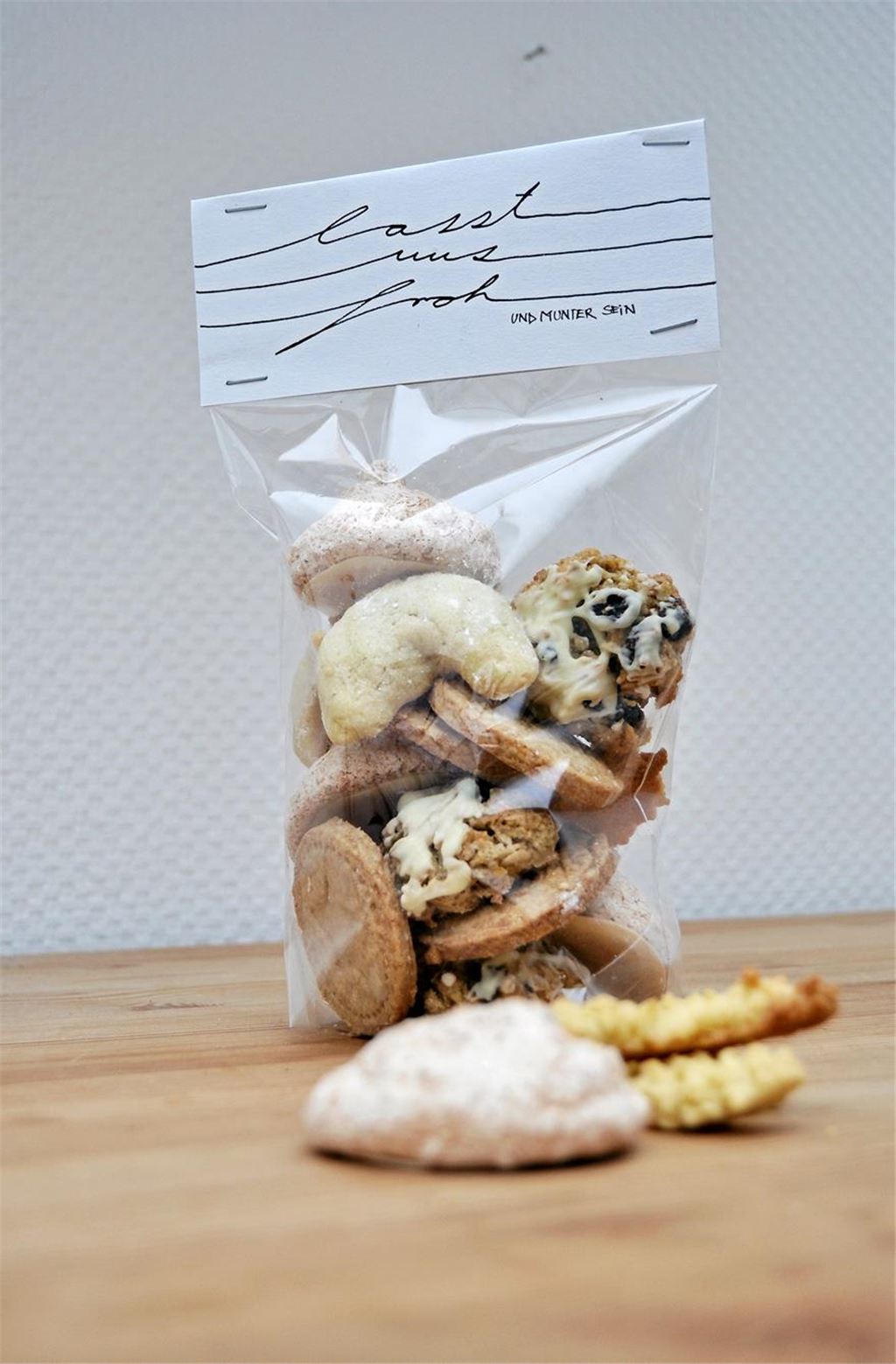 Weihnachtsplätzchen schön verpacken: Drei Ideen zum Nachbasteln Im Bodenbeutel werden Plätzchen oft verschenkt. Nicht zugebunden, sondern zugetackert sieht das etwas besonderer aus.