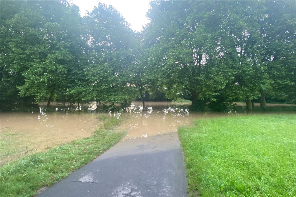 Schadensbilanz nach dem Hochwasser bleibt in Unna überschaubar Im Bornekamp reichten zwei Hochwasserrückhaltebecken und der „Erste Teich“ nicht aus, um alle Wassermassen aufzufangen. Die Überflutung ereignete sich dort dann aber auf freiem Gelände und schnitt vor allem Fußgängern und Radfahrern den Weg ab.