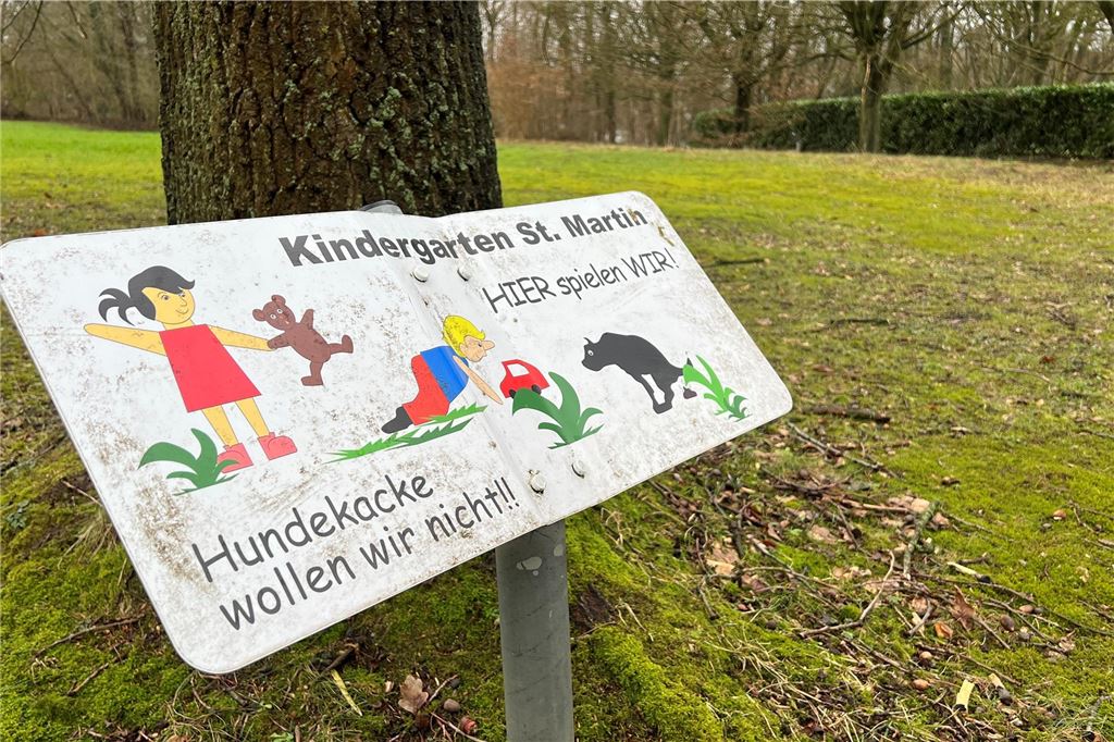Nur noch an der kurzen Leine aus Angst vor Gift im Bornekamp Im Bornekamp weist ein Schild auf spielende Kinder hin. darauf steht „Hundekacke wollen wir nicht!!“