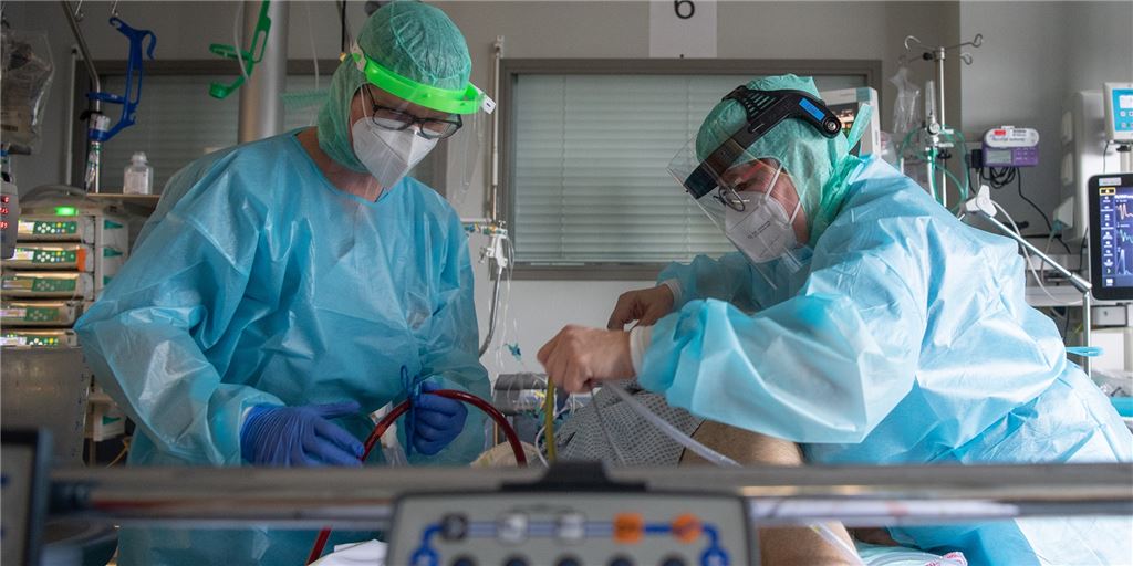 Zahlen steigen kontinuierlich: Herbstwelle erreicht das Christliche Klinikum Im Christlichen Klinikum Unna wird gerade ein Intensivpatient mit Corona behandelt (Symbolbild).
