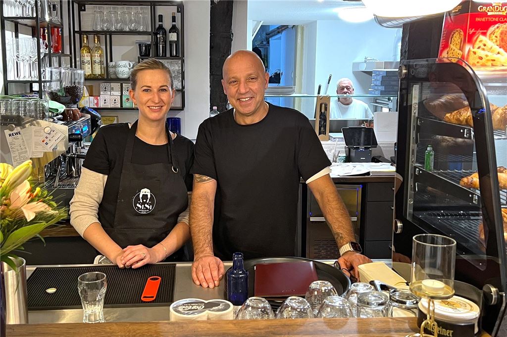 Rezept gegen Leerstand: Zwei Geschäfte werden finanziell unterstützt Julia und Giuseppe „Billy“ Reina stehen hinter der Theke ihres Bistros "SiSi" an der Massener Straße in Unna.