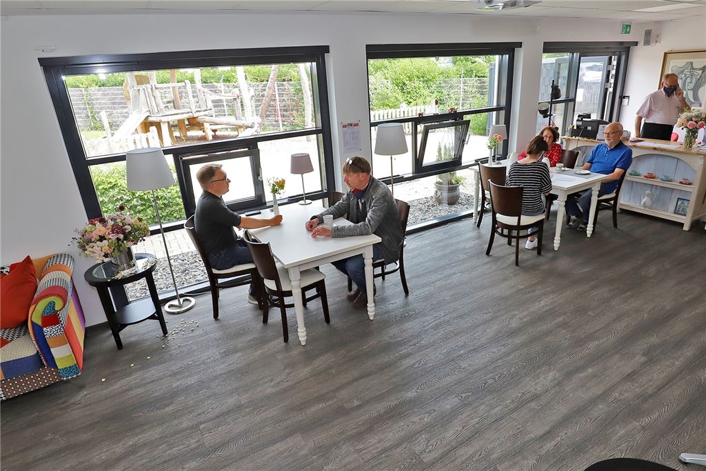Alle Tische und Stühle aufstellen – das wollen nicht alle Gastronomen Im Dorfcafé Buntes Sofa mussten die Tische auf Abstand gestellt werden, weil es die Corona-Pandemie erforderte. Jetzt könnten wieder mehr Tische aufgestellt werden.