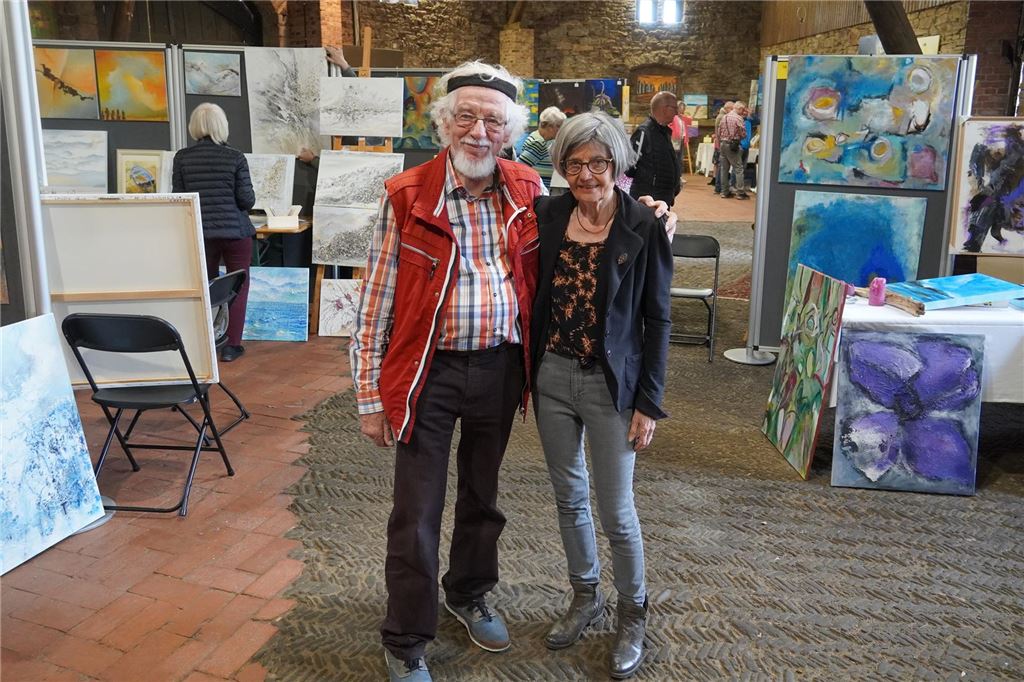 Mehr als 500 Bilder wurden beim Malermarkt auf Haus Opherdicke ausgestellt Im ehemaligen Stall von Haus Opherdicke kann die Kunst atmen. Klaus und Monika Pfauter Veranstalten seit vielen Jahren den Malermarkt.