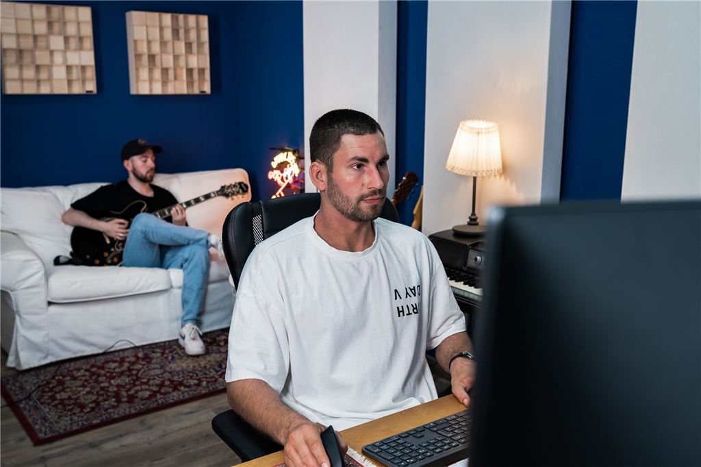 Mit Trailer: „All eyes on you“ kehrt nach Unna zurück Im ehemaligen Tresorraum der einstigen Sparkassenfiliale an der Dürerstraße komponiert Jan Scharfenberg seine Musik. Im Frühjahr hat die Produktionsfirma „Lost tape“ hier ein Zuhause gefunden.