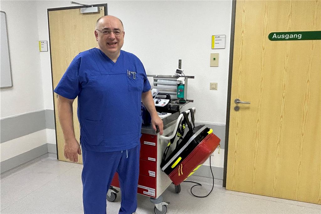 Chefarzt des Krankenhauses wird zum Lebensretter in 12.000 Metern Höhe Dr. Christos Erifopoulos auf dem Flur der Intensivstation.