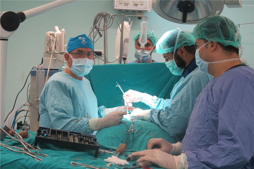 Neurochirurg Dr. Kazkaz besucht nach 46 Jahren wieder Syrien Dr. Samir Kazkaz bei einer Operation in Gaza