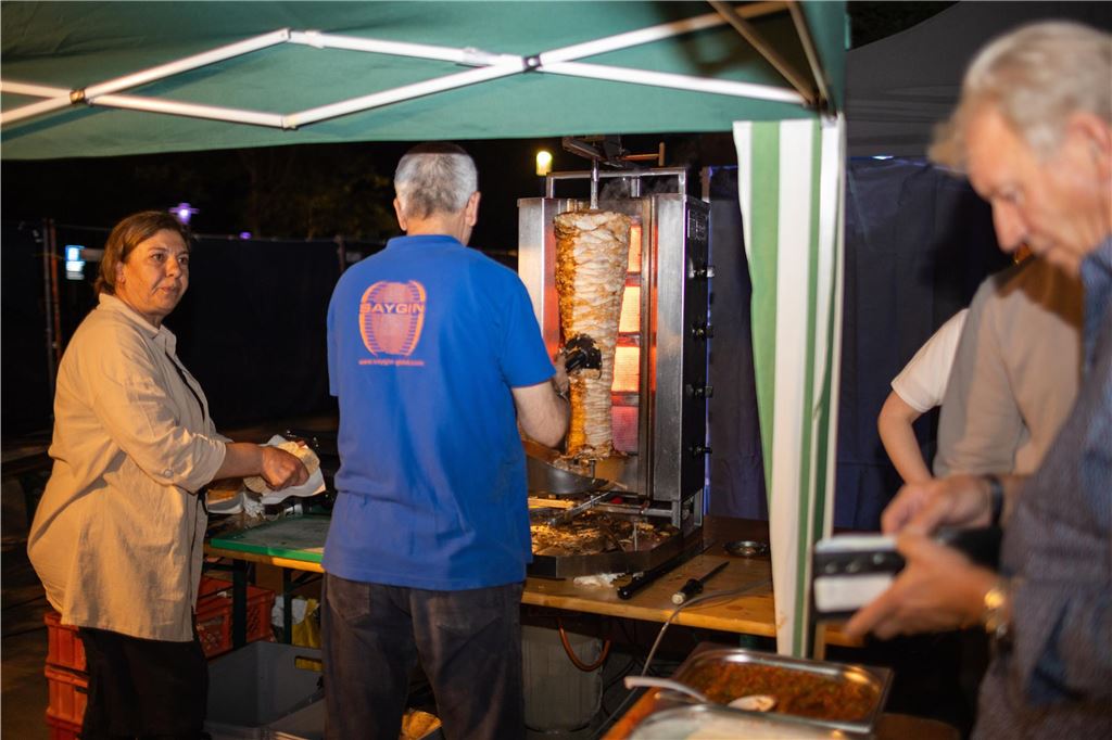 Im Freien unter dem Sternenhimmel: Holzwickede feiert den Tanz in den Mai auf dem pulsierenden Marktplatz.
