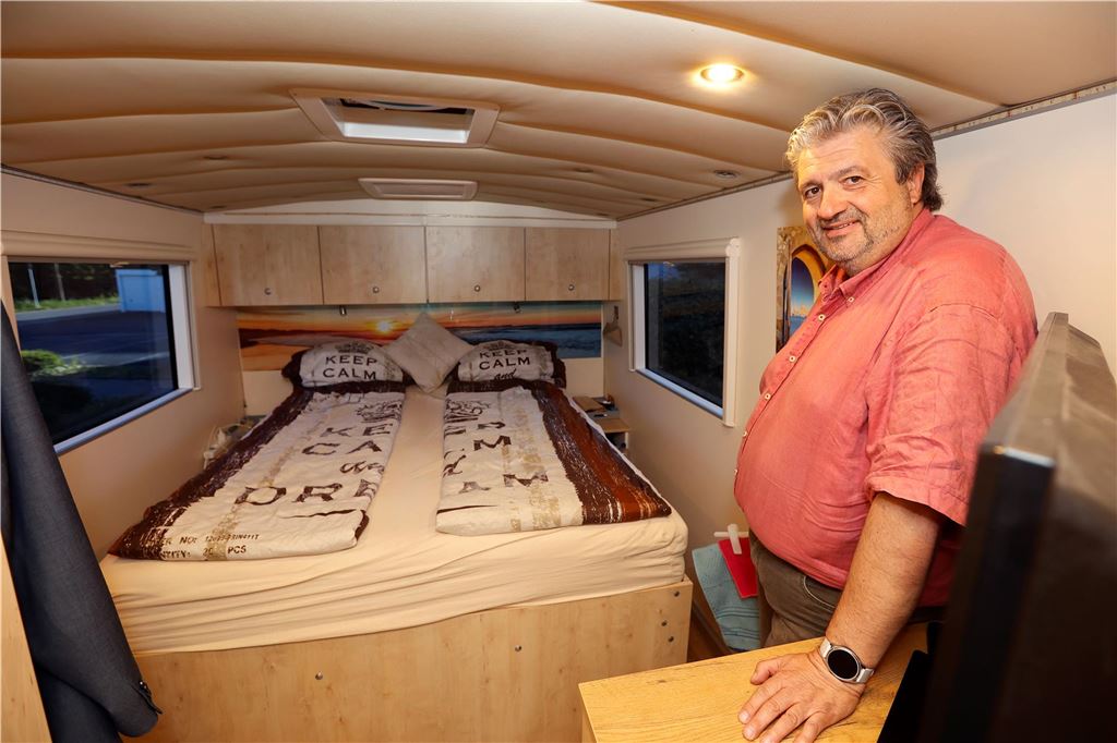 Wenn aus einem Reisebus ein Wohnmobil wird Uwe Sitter steht im Schlafzimmer des einstigen Reisebusses.