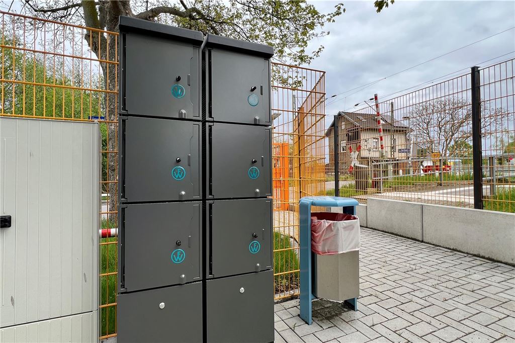 Die einen rätseln noch, die anderen nutzen bereits Lünerns Radstation Ein schwarzer Schrank mit Schließfächern steht in einer eingezäunten Anlage