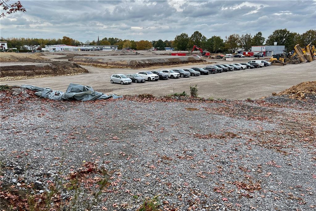 Spatenstich für 44-Millionen-Euro-Neubau: Dachser will 2025 fertig sein Autos und Baustellenfahrzeuge stehen auf dem Gelände an der Max-Plack-Straße 14 in Unna. Dort baut das Logistikunternehmen Dachser einen neuen Standort.