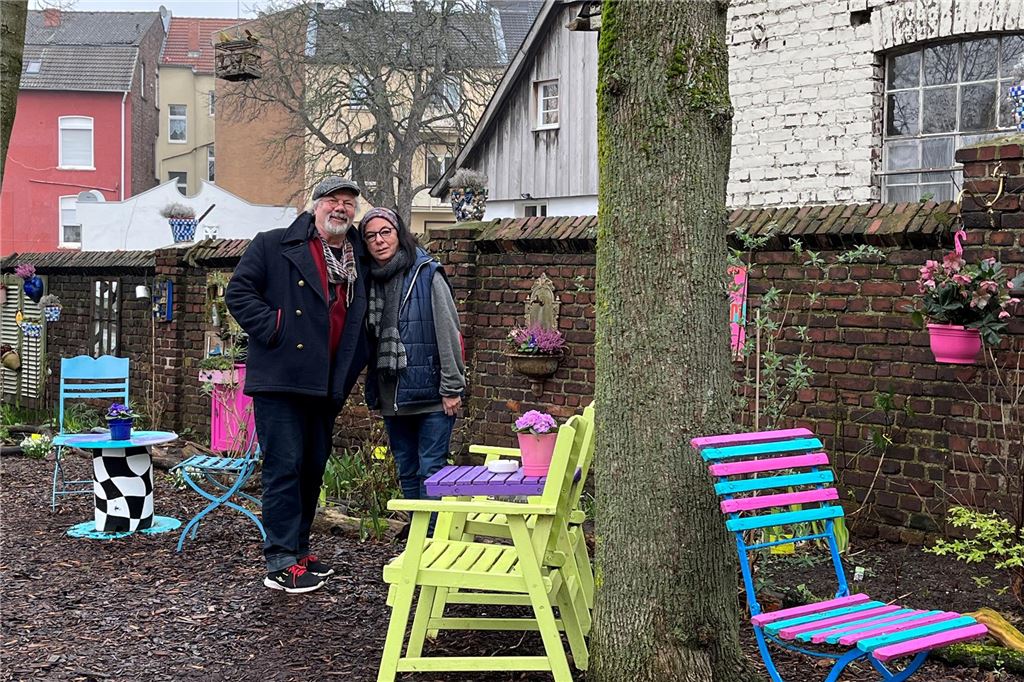 Skurriles mit Hintersinn: Der große Rückblick im Arthaus Nowodworski Im Jahr 2019 kaperten die Nowodworskis eine verwahrloste Grünanlage der Stadt an der Schulstraße, um daraus den „Garten Mille Fiori“ zu machen. Das Projekt brachte Unna sogar einen Bucheintrag in der beliebten „Glücksorte“-Reihe ein. Inzwischen hat der „Club Handicap“ die Pflege der Anlage übernommen.