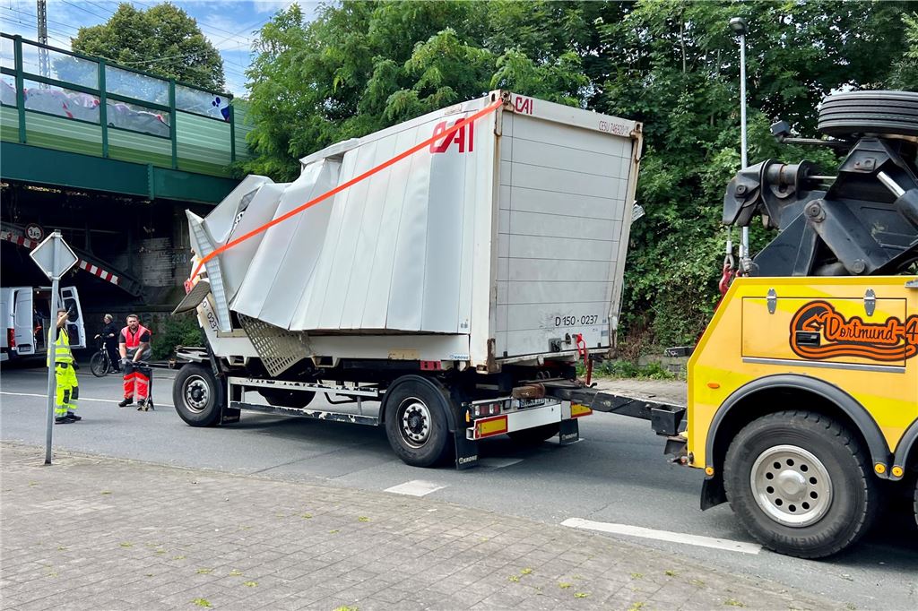 Arbeiten an Bahnbrücke in Unna: Wichtiger Zubringer zum Verkehrsring gesperrt Ein beschädigter Lkw-Aufbau wird von einem Abschleppwagen abgeschleppt