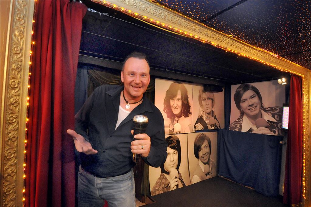 Schluss mit Schlagerrevue: Operettenbühne will zurück zu ihren Wurzeln Gunther Gerke steht in seinem Keller in Schwerte-Ergste. Dort hat er ein Theater für die Schwerter Operettenbühne eingerichtet.