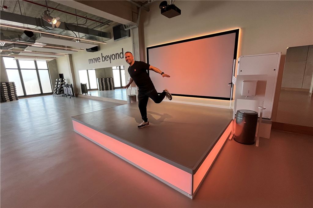Besuch im FitX: Sport treiben in der Neuen Mühle Im Kursraum passt sich das Licht den Kursen an – beim Yogakurs wird es zum Beispiel gedimmt und sorgt für eine entspannte Atmosphäre.