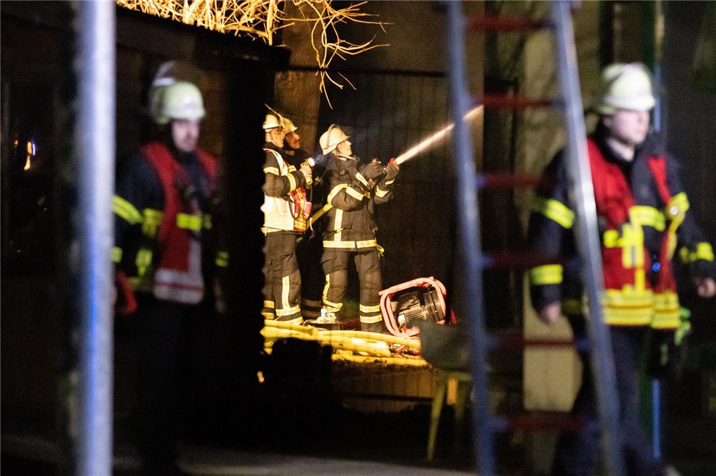 Brände an Schule und Kitas: Ortsvorsteher mahnt zur Wachsamkeit Feuerwehrleute löschen am 15. März 2024 einen Brand am Kindergarten Herz Jesu in Unna Königsborn