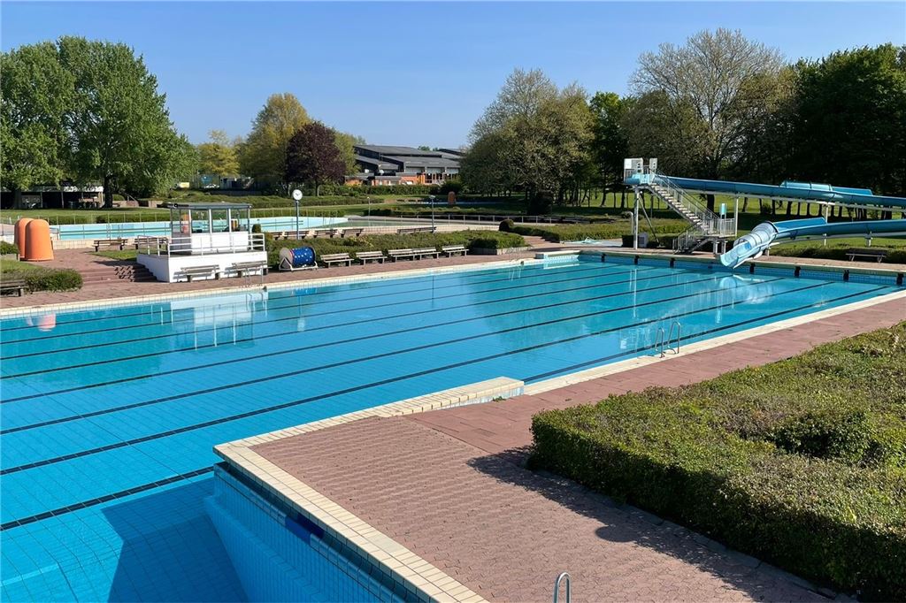 Freibad-Check: Bergkamens Wellenbad steht für Action und Urlaubsfeeling Im Mehrzweckbecken kommen sich Schwimmer, Springer und Rutscher nicht groß ins Gehege. Der Platz reicht für alle.