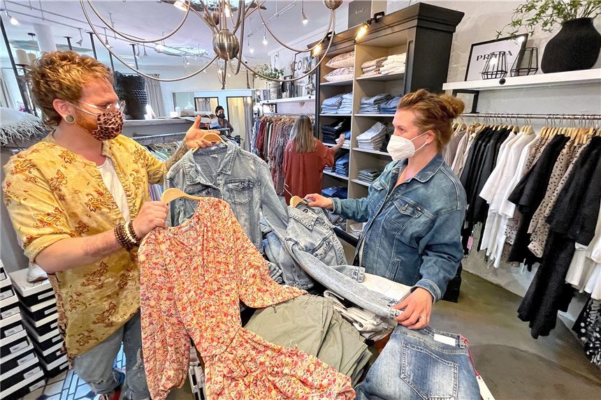 Endlich wieder ein sonniger Shopping-Samstag in Unna Im Modegeschäft „Quast einmalig“ konnte Inhaber Dennis Quast Kundin Alex Freck begrüßen.