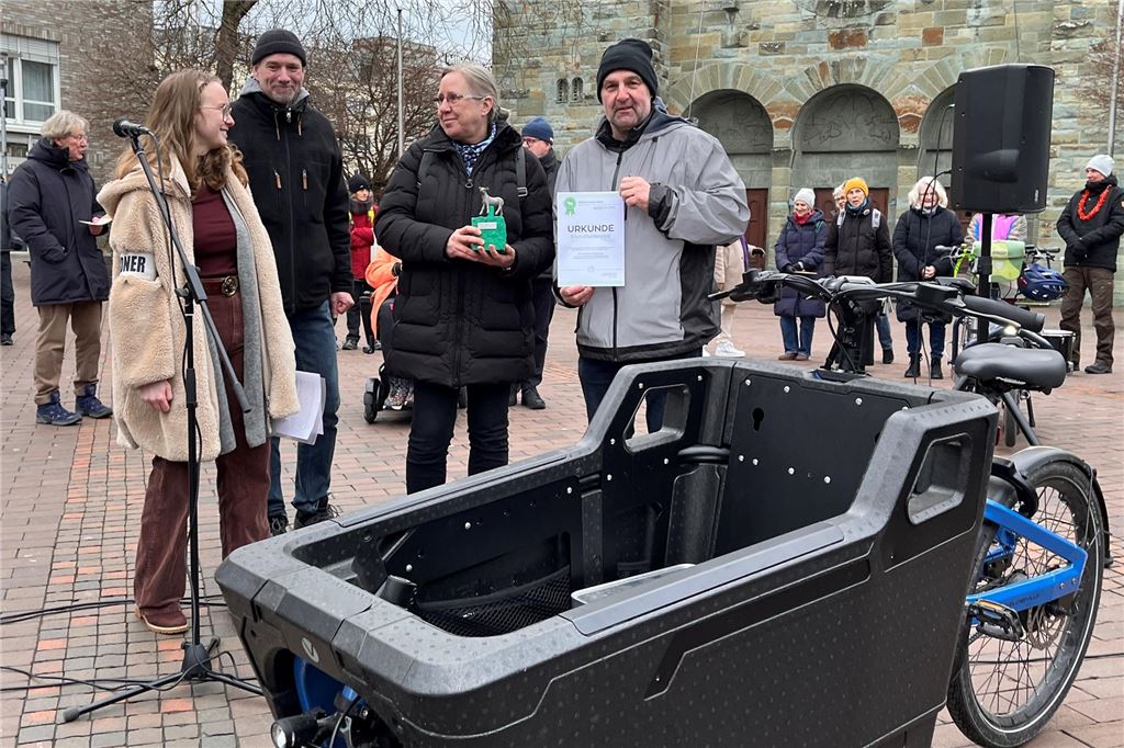 250 Menschen bei Klimademo und Preis für Fahrrad-Hausmeister Im Rahmen der Klimademo übergaben Jule Wilberg (v.. l.) und Michael Arndsmeier den "grünen Esel" an Carola Schöfisch und Arnold Deutsch.