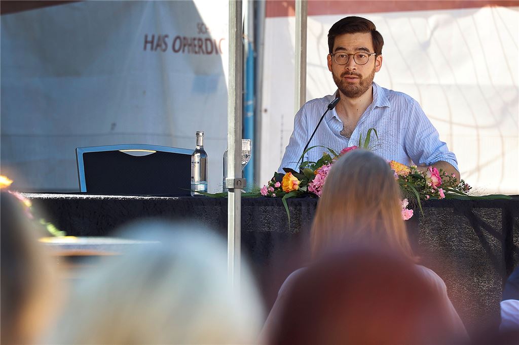 Mit Video: Moderatorin Bärbel Schäfer bricht auf Haus Opherdicke ein Tabu Im Rahmen des Literatursommers Hellweg las Yannic Han Biao Federer aus seinem Buch „TAO“.