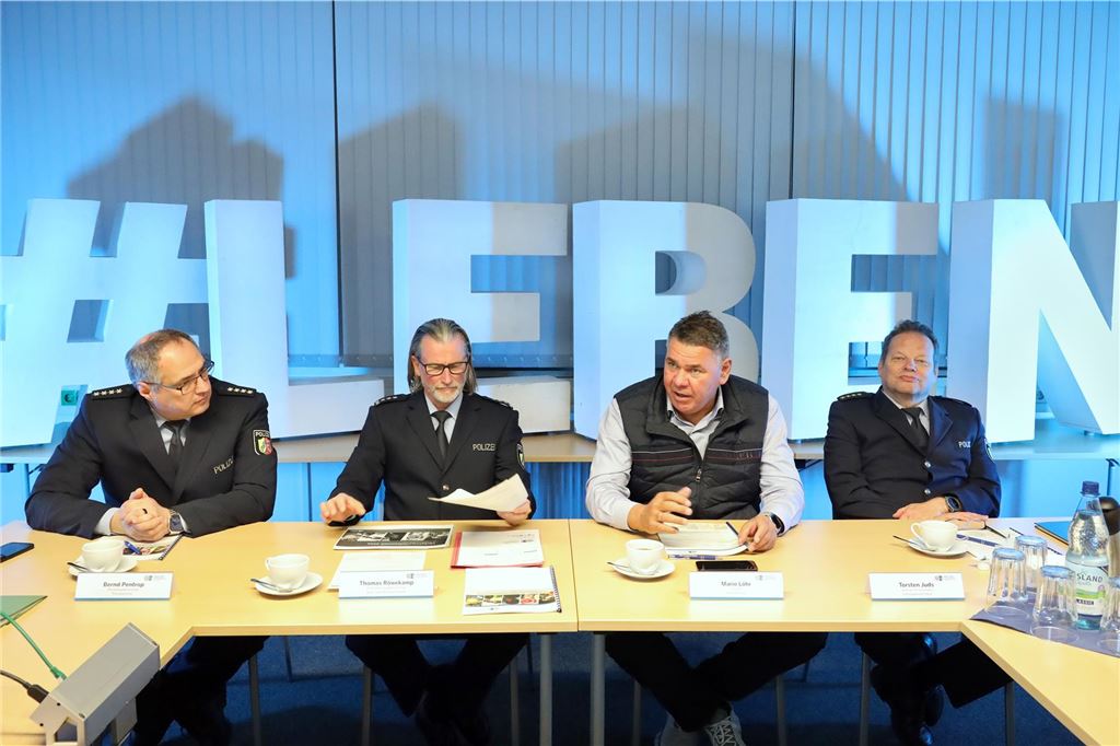 Unfallstatistik: Deutlich mehr Verkehrsverletze als 2023 Im Rahmen einer Pressekonferenz wurde die Verkehrsunfallstatistik für 2024 von Polizeihauptkommissar und Leiter der Pressestelle Bernd Pentrop, der stellvertretende Direktionsleiter Verkehr, Erster Polizeihauptkommissar Thomas Röwekamp, der Behördenleiter, Landrat Mario Löhr, sowie Leitender Polizeidirektor Torsten Juds vorgestellt.