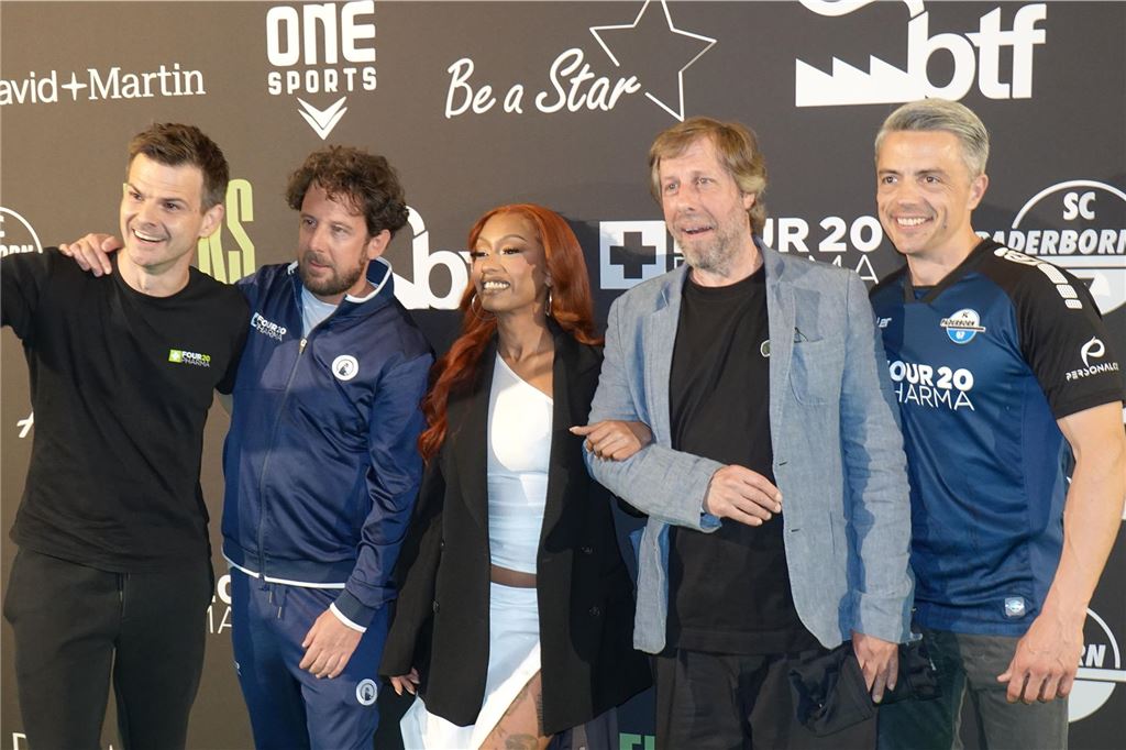 Spin-off von „Bang Boom Bang“: Schlucke mit Keek in der Badewanne Im Rampenlicht bei der Premiere von „Keeks letztes Ding“: (von links) Torsten Greif (Four 20 Pharma), Regisseur Marian Meder, die Darsteller Nura und Oliver Korittke sowie Thomas Schatton (Four 20 Pharma).