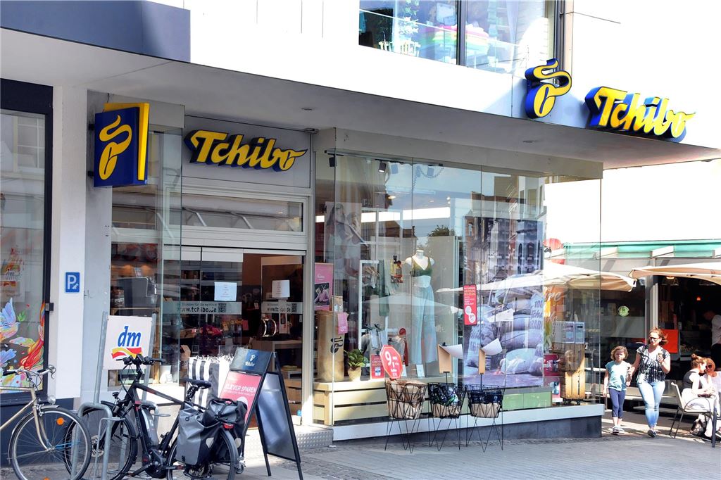 Drogeriemarkt dm erweitert und modernisiert: Sieben Wochen geschlossen Eine Tchibo-Filiale in einer Fußgängerzone.