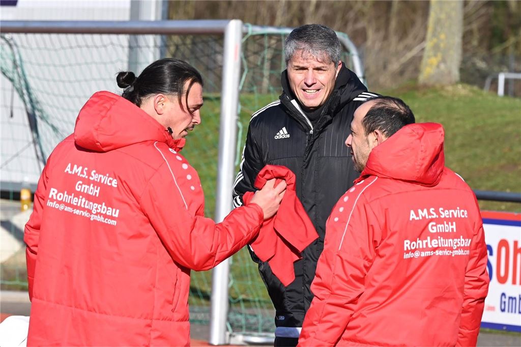 Dogan Okumak nicht mehr Trainer des TSC Kamen : Nächste Woche soll es einen Nachfolger geben Faruk Kanar und zwei weitere Männer stehen auf einem Fußballplatz.