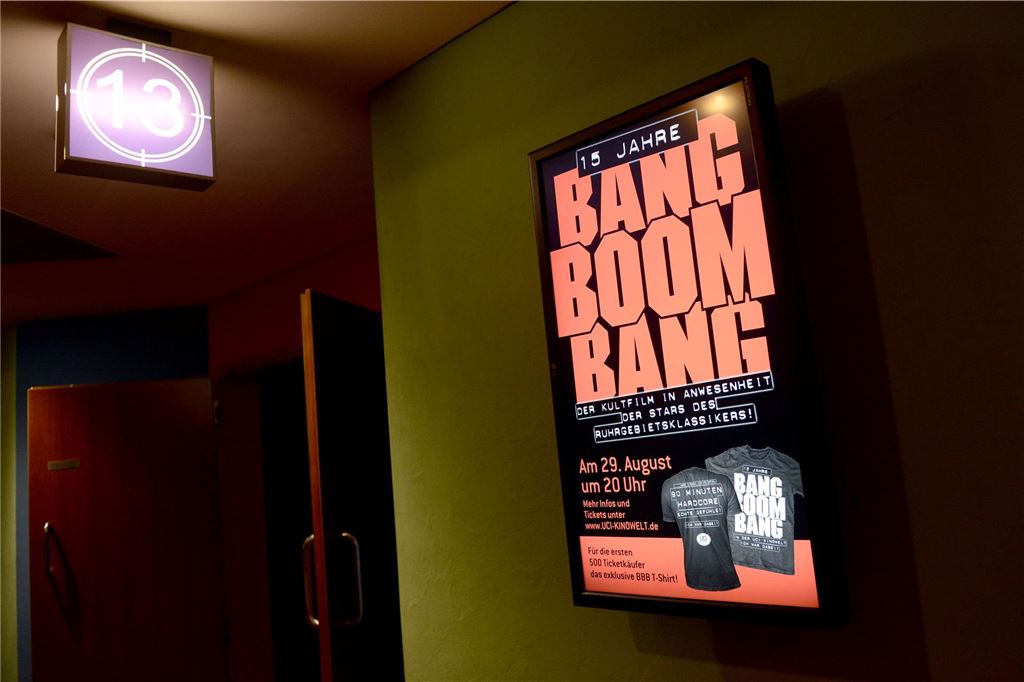 „Da kettet sich eine Absurdität an die andere“ Im UCI in Bochum ist am 26. August 2014 vor einem Kinosaal eine Werbung für den Film „Bang Boom Bang“ zu sehen. Damals lief der Film seit 15 Jahren. Und auch zehn Jahre später hat er seinen Kultstatus nicht verloren.