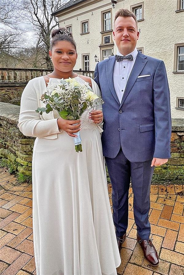 Sebastian und Isabell heiraten im Haus Opherdicke Das Brautpaar Sebastian und Isabell steht vor dem Haus Opherdicke in Holzwickede.