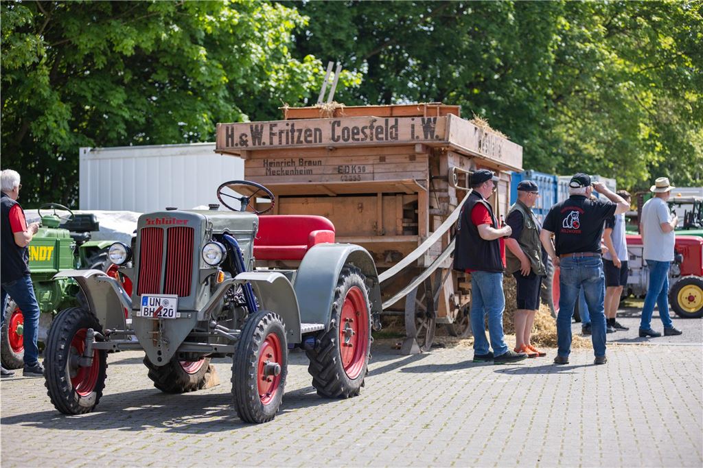 Partys und Events zum 1. Mai in Fröndenberg Einige Männer stehen neben einem historischen Trecker.