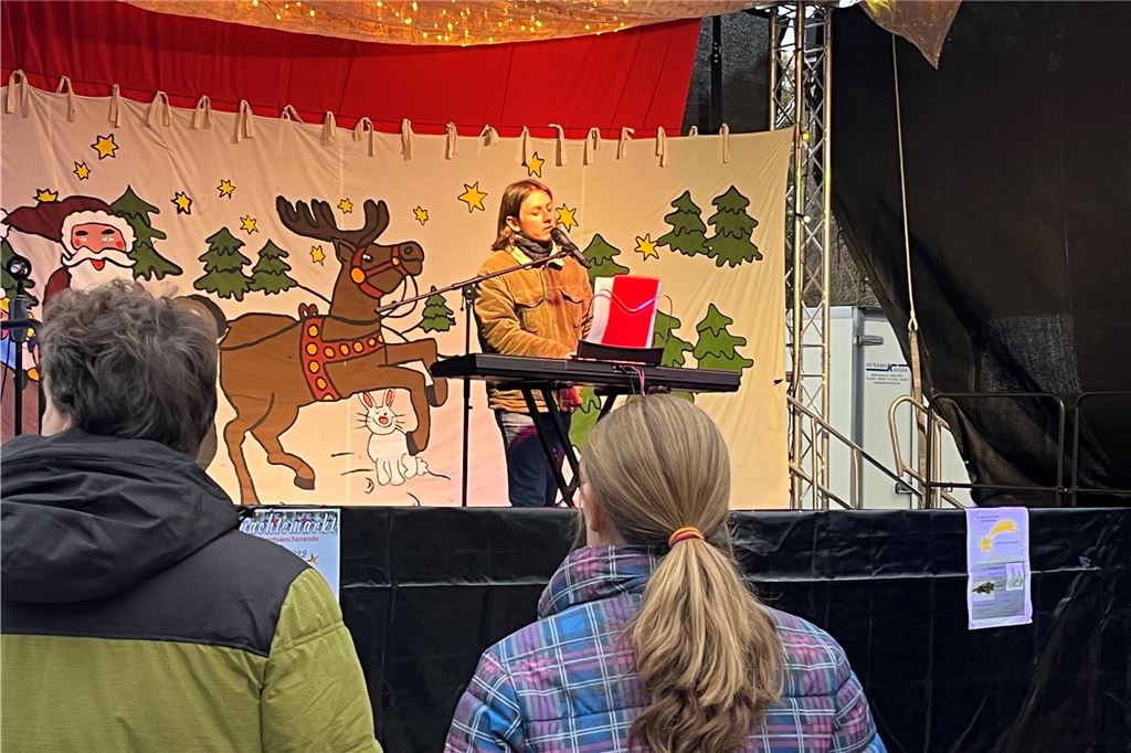 Keine Einheitspreise beim Glühwein aus weißen Tassen Im Vorjahr gab es zum ersten Mal ein Adventssingen mit Kim Friehs, dieses Jahr gibt es eine Neuauflage.