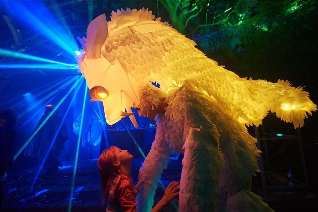 Lichtermarkt auf dem Stadtmarkt: Das sind Höhepunkte in diesem Jahr Einer der Walk Acts beugt sich über ein Kind.