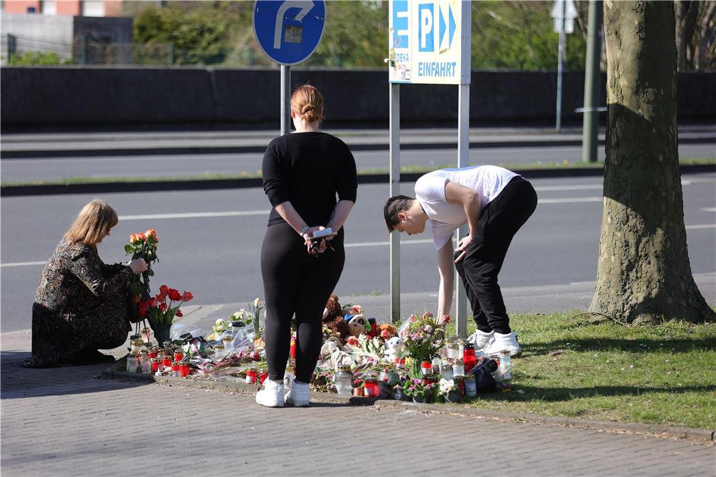 250 Menschen nehmen in Lünen Abschied von Alesja (✝16) Immer wieder kommen Trauernde an der Unfallstelle vorbei, um dort Blumen abzulegen.