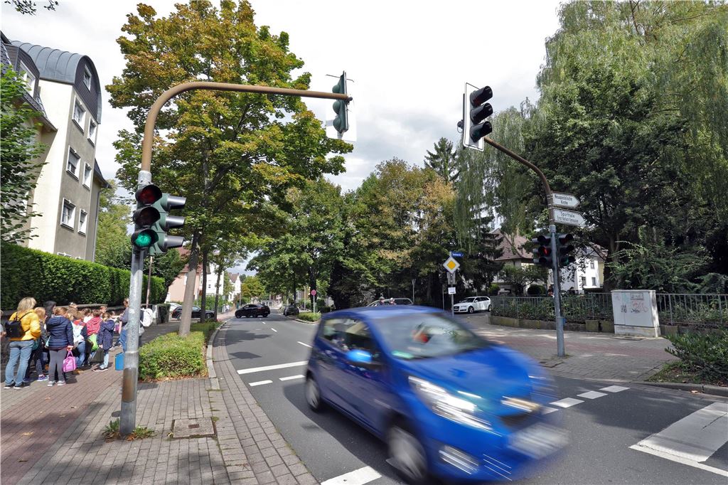 Mehr 30 auf Straßen, dafür Tempo an Unnas Bahnhöfen Immer wieder müssen Schüler die Iserlohner Straße überqueren. Dort ein Tempolimit einzurichten, erschien aber bisher unmöglich.