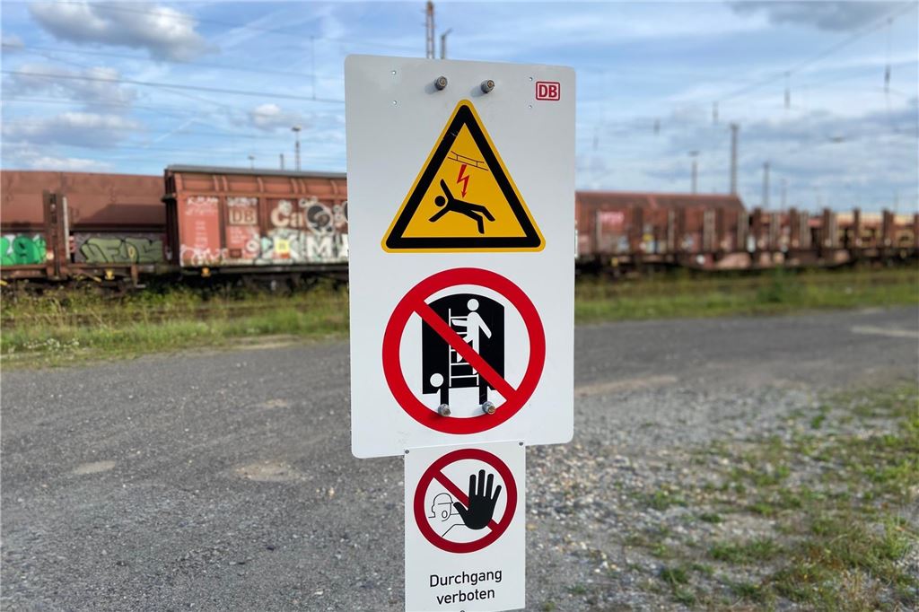 Warnung vor tödlicher Stromgefahr: Aktion am Schwerter Bahnhof Ein Warnschild am Güterbahnhof warnt vor Stromunfällen.