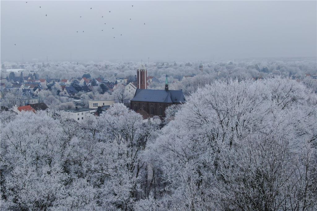 Impressionen von der weißen Winterlandschaft mit direktem Blick auf die katholische Kirche Herz Jesu in Königsborn. 