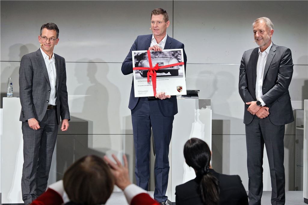 Unikat auf Zeit: Neues Porsche-Zentrum zieht Sportwagenfans ins Ruhrgebiet In Alexander Pollich (l.) und Detlev von Platen (r.) beglückwünschten der Vorsitzende der Geschäftsführung von Porsche Deutschland und ein Vorstandsmitglied der Porsche AG den Geschäftsführer des Porsche Zentrums, Christoph Kösters, zum Neubau an der Carerra-Straße.