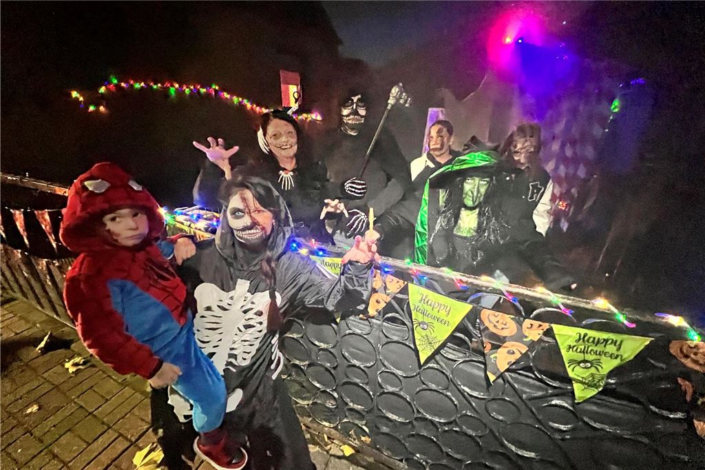 Halloween 2024: Events für Horror-Freunde an bekannten Adressen Leute sind zu Halloween verkleidet.