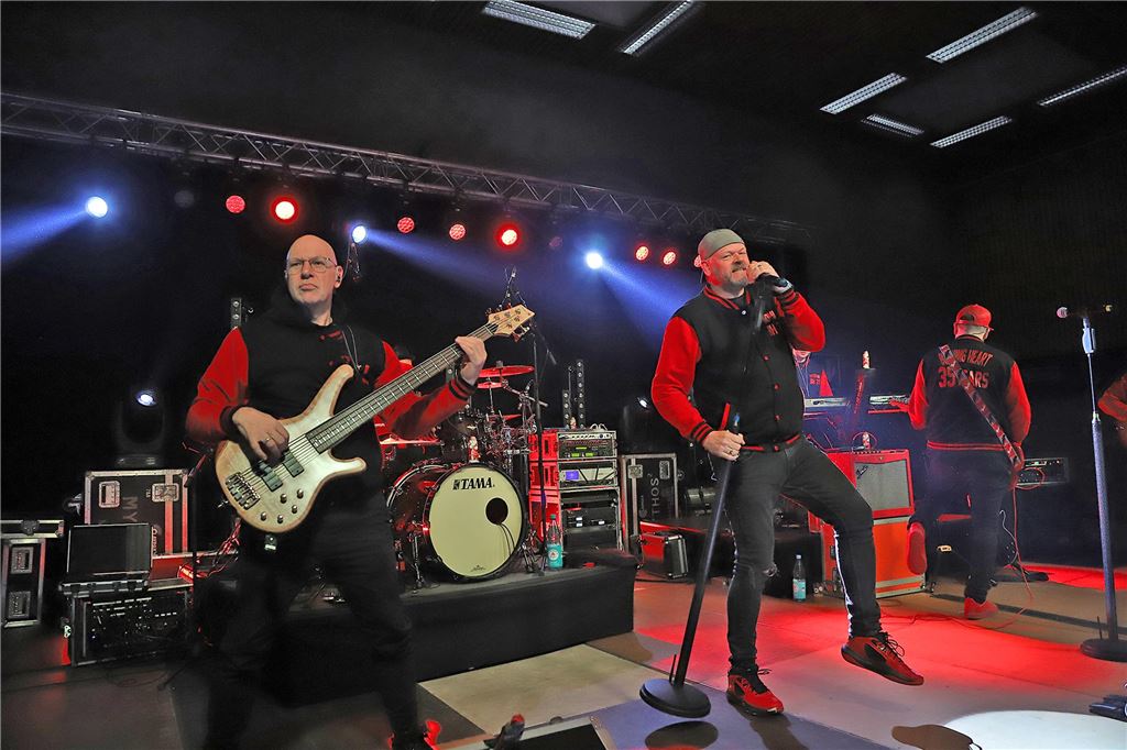Tanz in den Mai 2025: Die Partys in unserer Übersicht Die Cover-Rock-Band „Burning Heart“ aus Bergkamen performt auf einer Bühne.