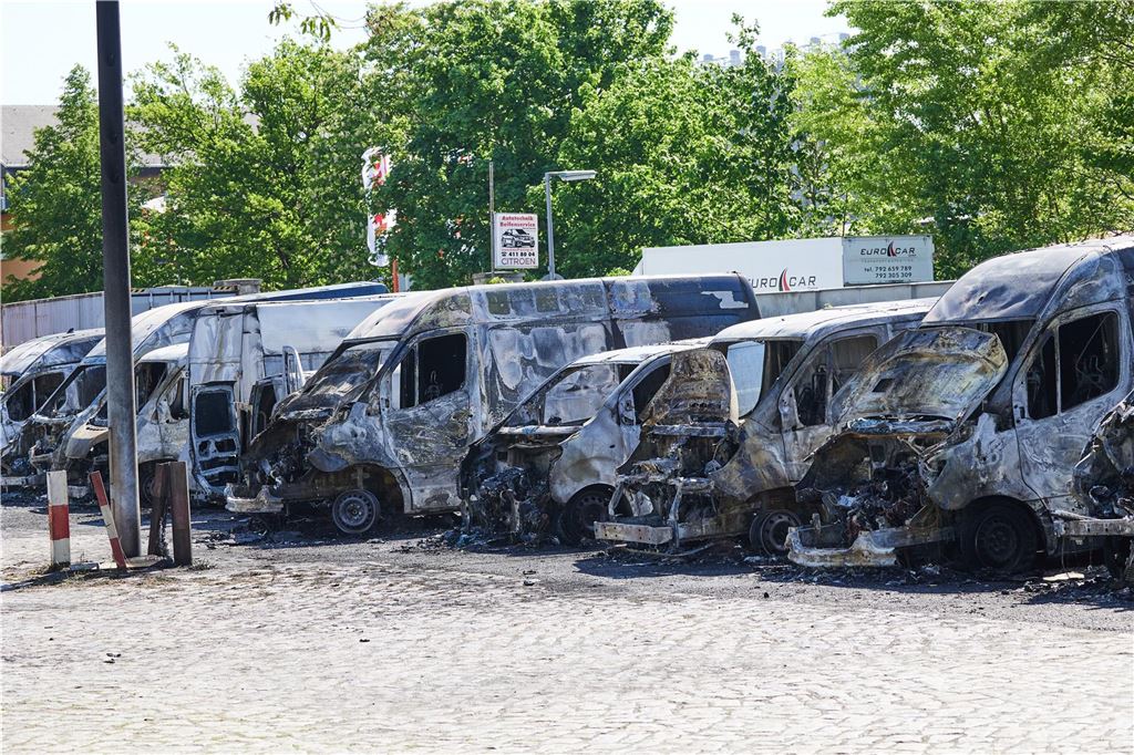 Weitgehend friedlicher 1. Mai in Berlin: Senat zieht Bilanz zu Demos Mehrere Fahrzeuge stehen ausgebrannt in der Thyssenstraße im Bezirk Reinickendorf.