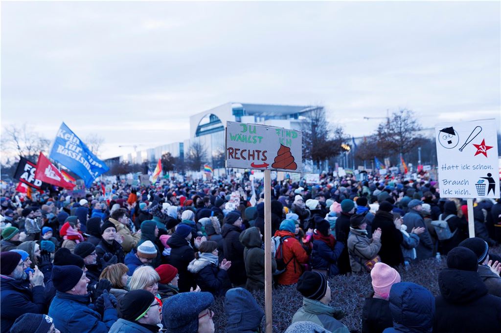 Unnaer Demokratie-Demo mit 4000 Teilnehmern: Das sind mehr als in Berlin Demonstranten nehmen an einer Protestveranstaltung unter dem Motto "Demokratie verteidigen" vor dem Reichstagsgebäude in Berlin teil.