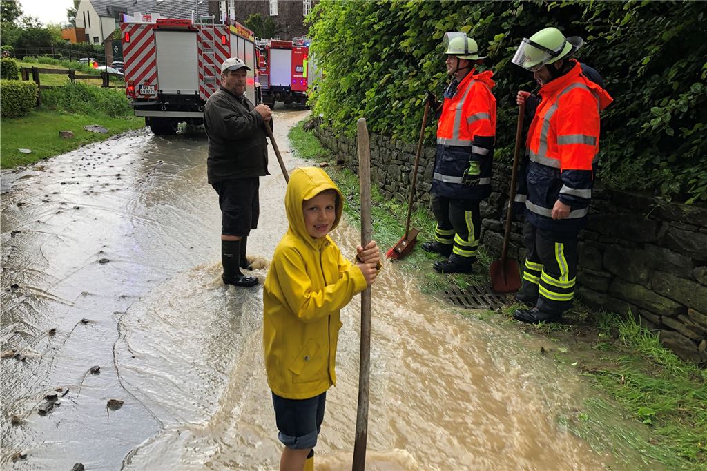 Am schwersten traf die Flutwelle wieder einmal Billmerich In Billmerich packen alle mit an – wenn auch nicht bei der Feuerwehr, dann einfach „zivil“.