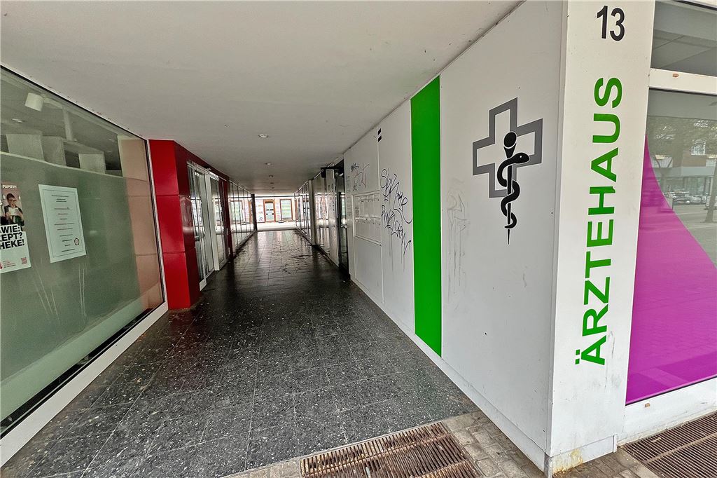 Laubbläser-Einsatz in der Passage am Willy-Brandt-Platz Eingang der Passage von der Adenauerstraße aus gesehen, rechts ist die Aufschrift Ärztehaus zu lesen.