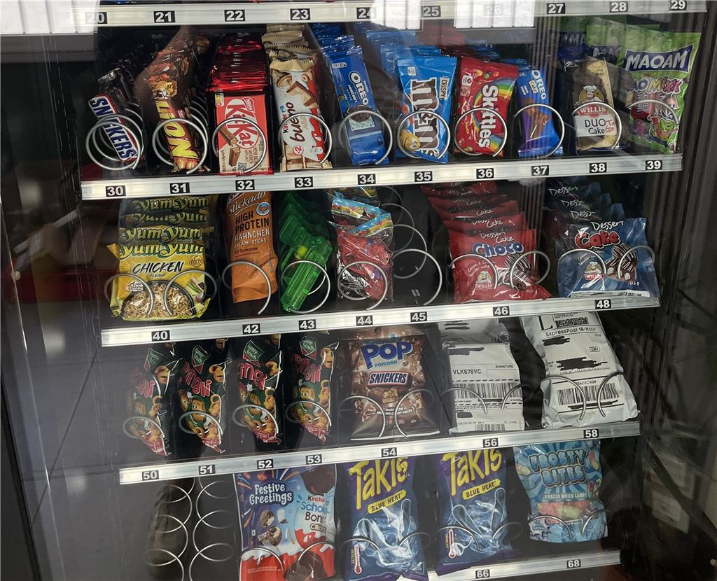Freibad-Pommes aus dem Automaten: Neues Angebot im Löhnbad Blick in den Snack-Automaten von Greenomat im Löhnbad