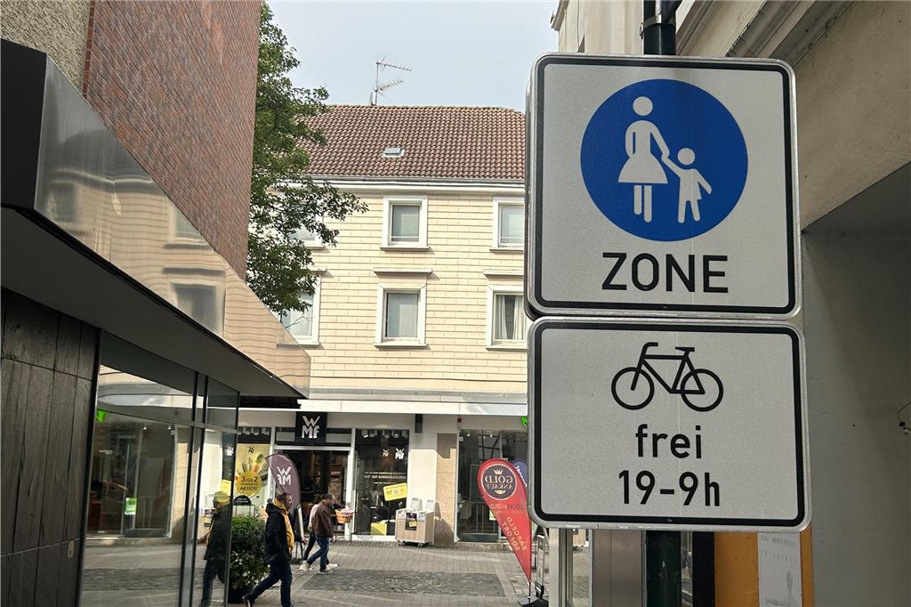 Fahrradfahren in der Fußgängerzone: Jetzt befragt die Stadt die Bürger Im Bereich Bahnhofstraße weist ein Schild darauf hin, dass es sich um die Fußgängerzone handelt. Ein weiteres Schild erlaubt das Radfahren zwischen 19 und 9 Uhr.