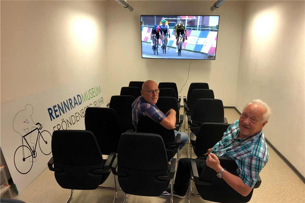 Hans Kuhn über Ausstellungsstück: „Viele sagen, das gehört hier nicht rein“ In den ehemaligen Räumlichkeiten von Stadtbücherei und Buchhandlung ist auch ein Raum für Filmvorträge entstanden.