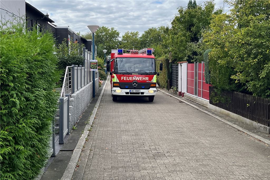 Gefährlicher schwarzer Rauch bei Kellerbrand in Holzwickede In den engen Straßen war während des Einsatzes für den Verkehr kein Durchkommen.